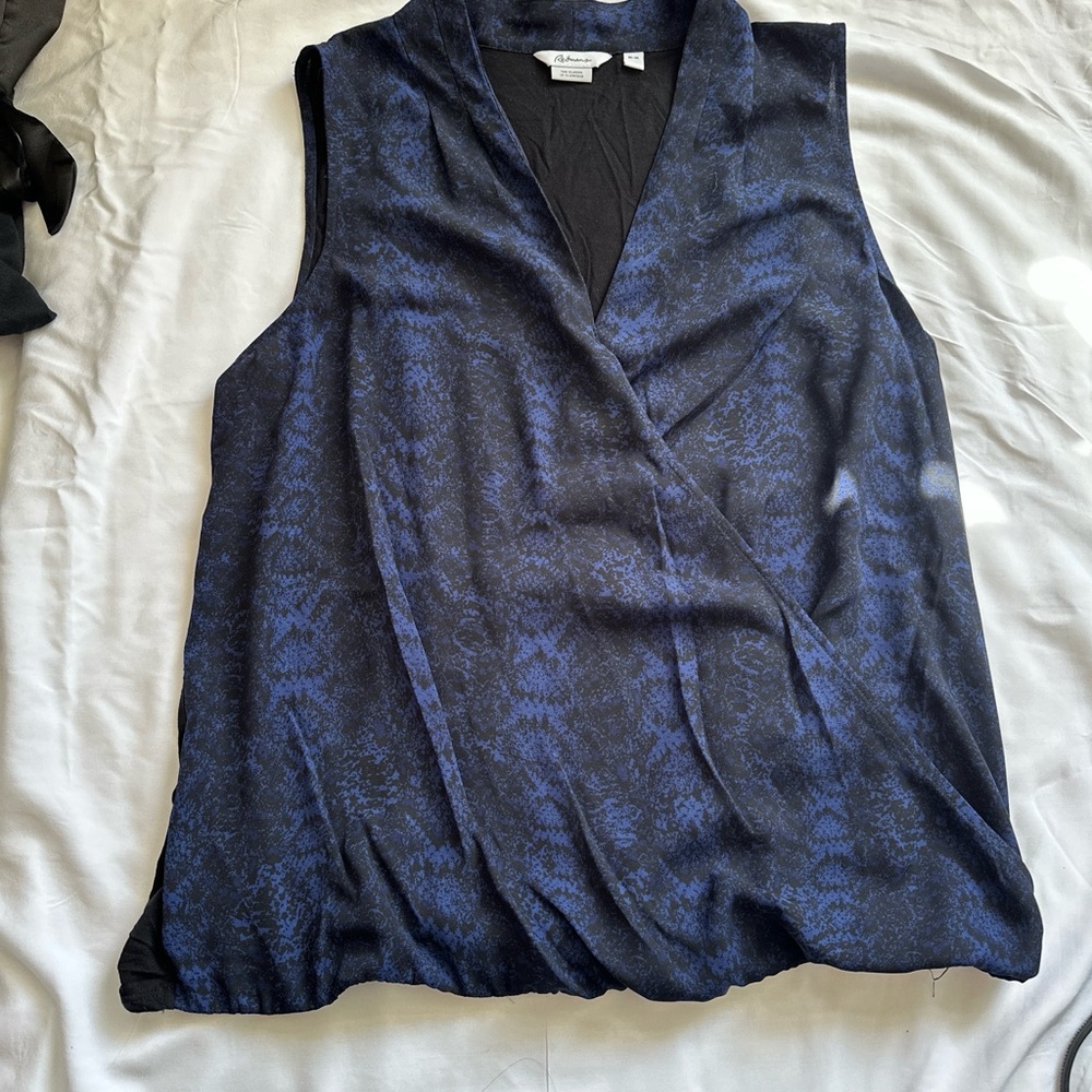 🔔🎉BUNDLE 5 Blouses (Small, Medium and XL) - Picture 3 of 6